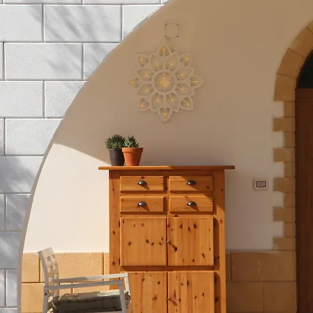 Il Pangolo Con Trullo Vicino Al Mare
